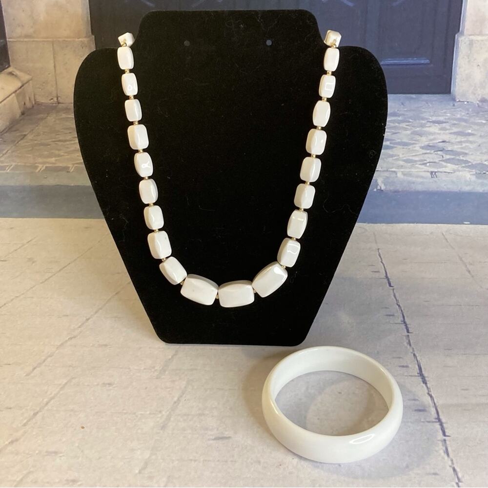 White Plastic Graduated Beaded Necklace and Bracelet Set Vintage 80s